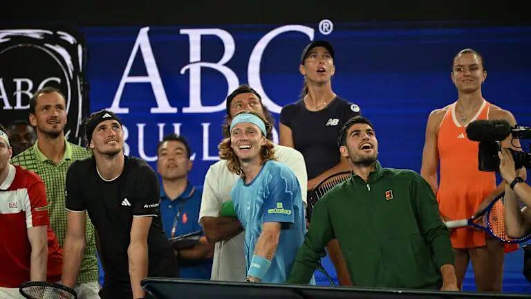 开云中国-【多图回顾】澳网有自己的“全明星” ：杰伦上演一动不动、辛纳阿卡观赛化身表情帝